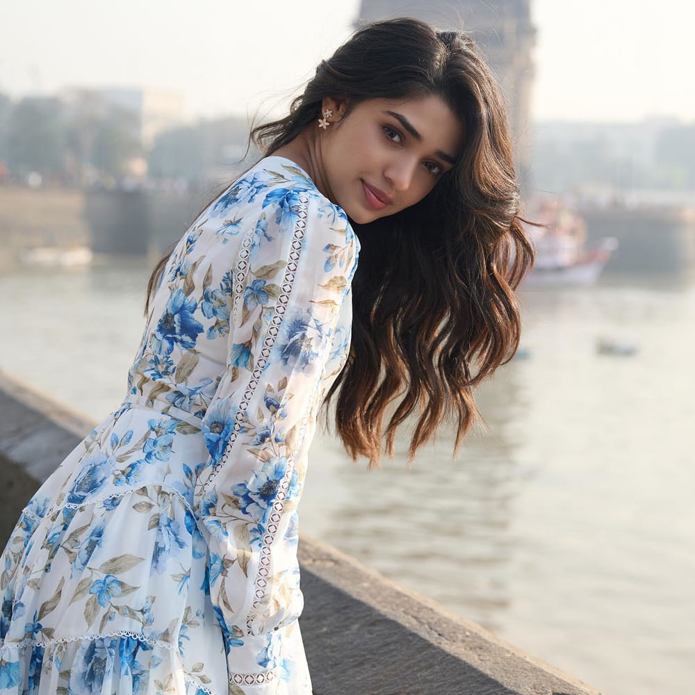 తెలుగులో కృతికి ఆఫర్స్ నిల్.. ఇక్కడ మనమే తర్వాత పూర్తిగా ఖాళీ అయిపోయారు. ఇదే సమయంలో తమిళ, మలయాళం నుంచి మాత్రం ఈమెకు ఆఫర్స్ బాగానే వస్తున్నాయి. 