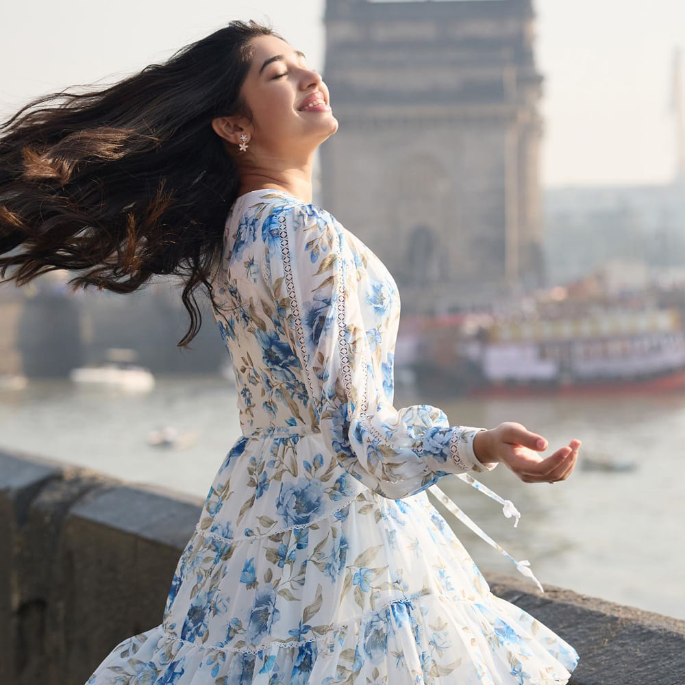 మలయాళంలో ARM సినిమాతో బ్లాక్‌బస్టర్ ఎంట్రీ ఇచ్చిన కృతి.. తమిళంలోనూ కార్తి, జయం రవి, ప్రదీప్ రంగనాథన్ లాంటి హీరోలతో నటిస్తున్నారు.ఒకప్పుడు సోషల్ మీడియాలో మాత్రమే గ్లామర్ షో చేసిన కృతి శెట్టి... ఇప్పుడు సినిమాల్లోనూ మొదలు పెట్టారు. 