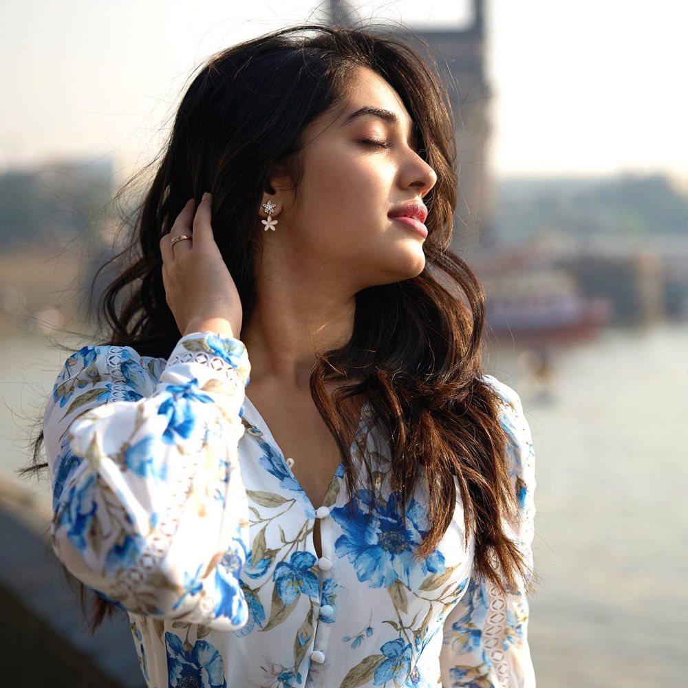 విఘ్నేష్ శివన్ తెరకెక్కిస్తున్న LIKలో కృతి గ్లామర్ ప్రధానాకర్షణ. అలాగే వా వాతియార్‌లోనూ ఫుల్లుగా అందాలను ఆరబోస్తున్నారు బేబమ్మ. ఇక సోషల్ మీడియాలో చెప్పనక్కర్లేదు.. మొత్తానికి అందమే ఆయుధంగా దూసుకుపోతున్నారు ఈ బ్యూటీ.