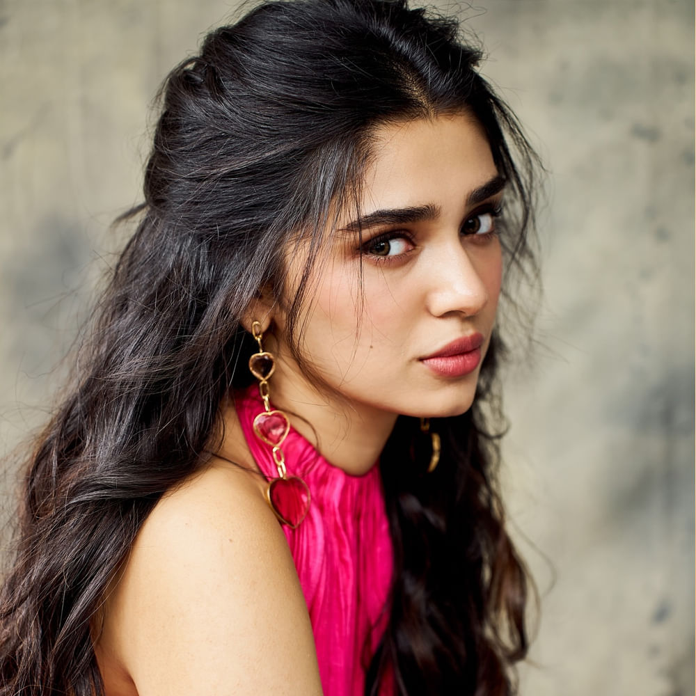 కృతిశెట్టి... తెలుగు సినీప్రియులకు పరిచయం అక్కర్లేని పేరు. ఉప్పెన సినిమాతో తెలుగు తెరకు పరిచయమైన ఈ బ్యూటీ.. కుర్రకారు మనసులలో మరో హీరోయిన్ లేకుండా చెరిపేసింది. ఒక్క సినిమాతో కుర్రాళ్ల హృదయాలను దోచేసింది. 