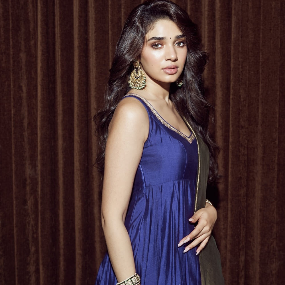 ఉప్పెన సినిమా తర్వాత తెలుగులో ఆమె ఫాలోయింగ్ ఓ రేంజ్ లో పెరిగిపోయింది. దీంతో ఆమెకు వరుస అవకాశాలు వచ్చాయి. వరుసగా మూడు సినిమాలతో హ్యాట్రిక్ హిట్స్ అందుకున్న ఈ చిన్నది.. నెమ్మదిగా వరుస డిజాస్టర్స్ అందుకుంది. 