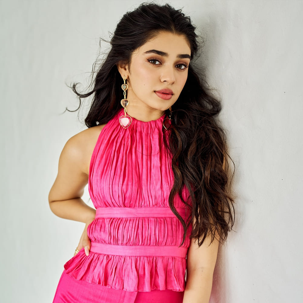 ఇప్పుడు తెలుగులో ఆఫర్స్ తగ్గాయి. కానీ తమిళంలో మాత్రం వరుస అవకాశాలు వస్తున్నాయి. ప్రస్తుతం తమిళంలో మూడు సినిమాల్లో నటిస్తుంది. కార్తీ, రవిమోహన్, ప్రదీప్ రంగనాథ్ చిత్రాల్లో నటిస్తూ బిజీగా ఉంది కృతి శెట్టి. 