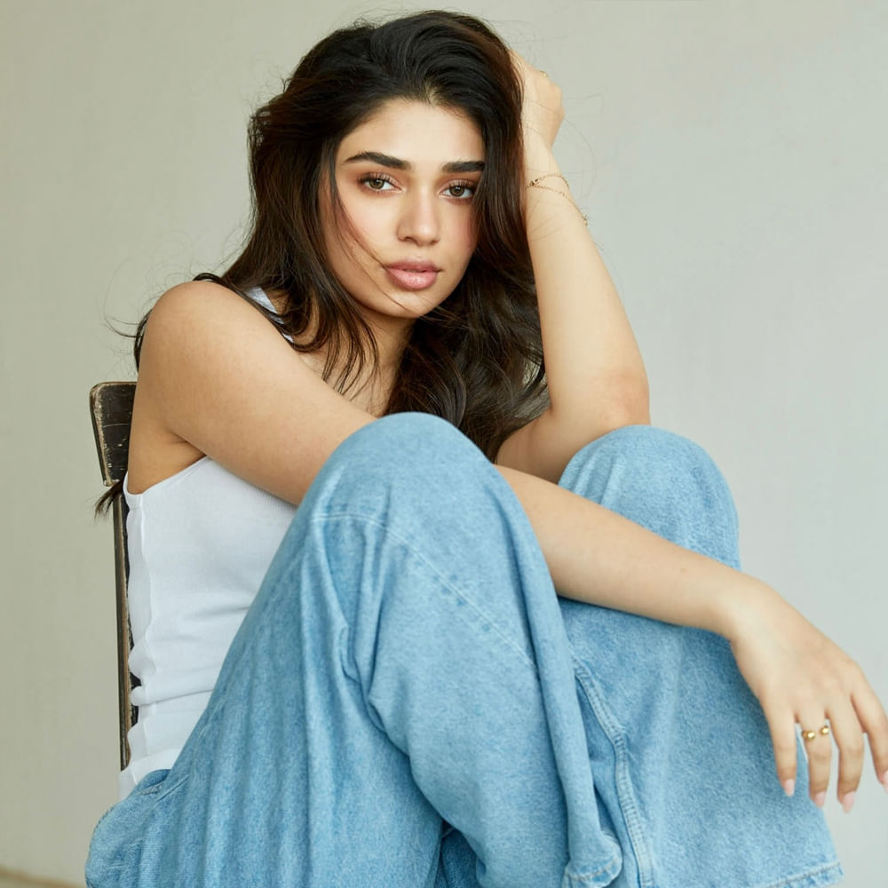 అయితే మేకర్స్ పాయింట్ ఆఫ్ వ్యూను పక్కుక పెడితే.. ఇప్పుడు అందాలు ఆరబోసి ఏం లాభం అనేది నెటిజన్స్ కామెంట్. ప్రస్తుతం సోషల్ మీడియా ఖాతాలలో గ్లామర్ ఫోజులతో మెంటలెక్కిస్తోంది ఈ వయ్యారి. ఈ అమ్మడు షేర్ చేసిన ఫోటోస్ చూసి షాకవుతున్నారు నెటిజన్స్. 