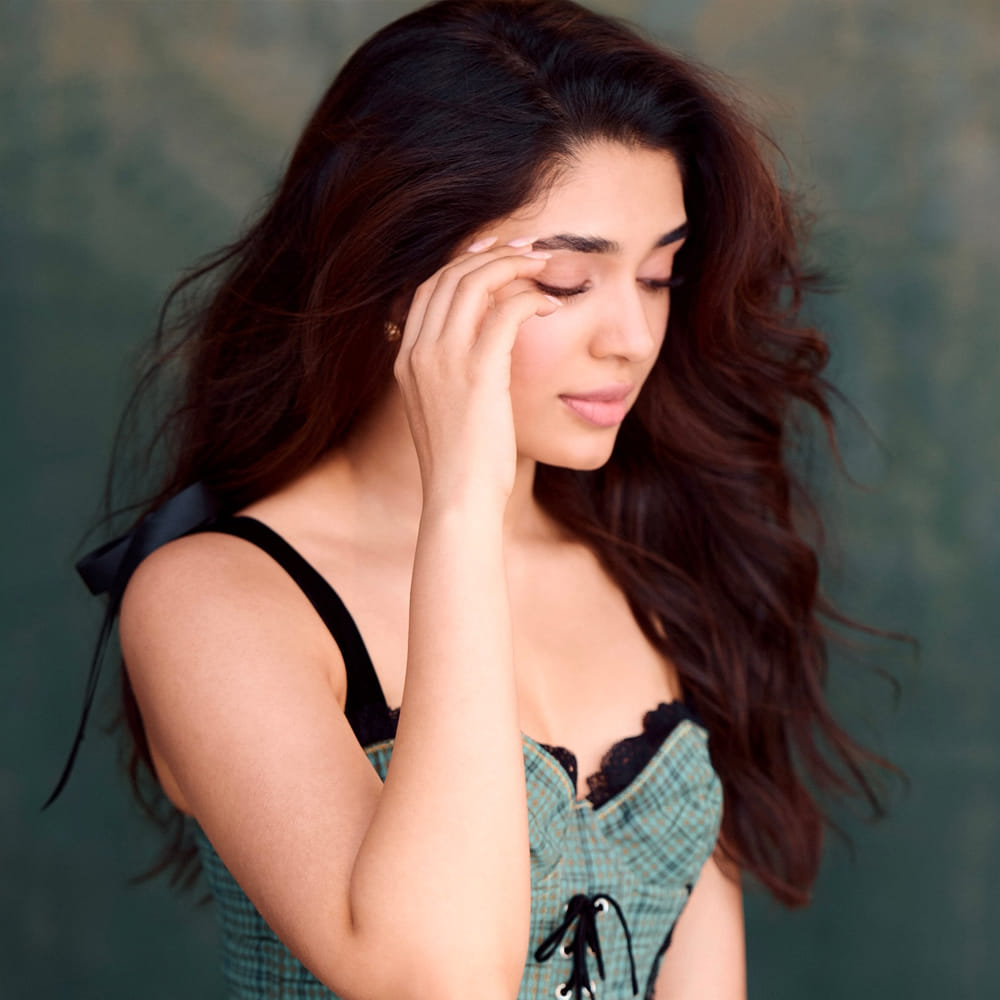 ఇక కృతిశెట్టి సినిమాల స్పీడ్ తగ్గించేసింది. కెరీర్ బిగినింగ్ లో వరుస సినిమా ఆఫర్స్ అందుకున్న ఈ చిన్నది. ఆతర్వాత ఆఫర్స్ కోసం ఎదురుచూడాల్సిన పరిస్థితి ఎదురైంది. ఉప్పెన సినిమా, బంగార్రాజు, శ్యామ్ సింగరాయ్ సినిమాతర్వాత చేసిన సినిమాలన్నీ ఫ్లాప్ అయ్యాయి. ప్రస్తుతం సినిమాలతో కంటే సోషల్ మీడియాతో బిజీగా మారిపోయింది ఈ చిన్నది. 