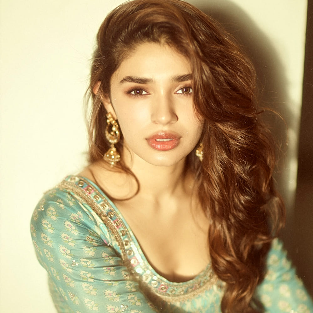 కృతి శెట్టి  తెలుగు, తమిళ సినిమాల్లో పని చేస్తూ బిజీగా ఉంటుంది. ఈ ముద్దుగుమ్మ 2003 సెప్టెంబరు 21న కర్ణాటకలోని మంగళూరులో జన్మించింది, ముంబైలో పెరిగింది. ఆమె తండ్రి కృష్ణ శెట్టి వ్యాపారవేత్త, తల్లి నీతి శెట్టి ఫ్యాషన్ డిజైనర్. చిన్నతనం కృతి శెట్టి ఐడియా, షాపర్స్ స్టాప్, పార్లే, లైఫ్‌బాయ్ వంటి పలు బ్రాండ్‌ల వాణిజ్య ప్రకటనల్లో నటించింది.