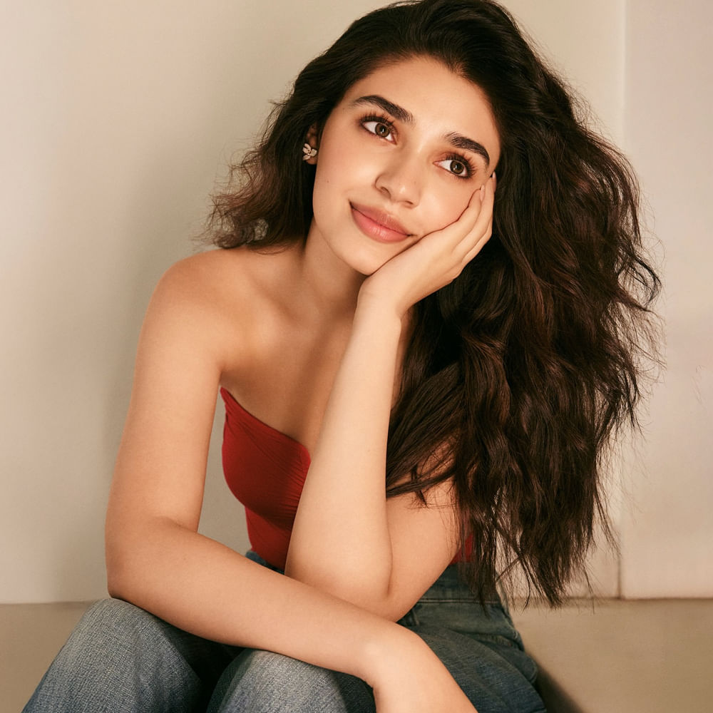  ప్రస్తుతం కృతికి తెలుగులో ఒక్క సినిమా ఛాన్స్ రావడం లేదు. కానీ తమిళం, మలయాళంలో మాత్రమే ఈ అమ్మడు అవకాశాలు అందుకుంటూ ఫుల్ బిజీగా ఉంటుంది. మరోవైపు నెట్టింట గ్లామర్ ఫోటోలతో రచ్చ చేస్తుంది.