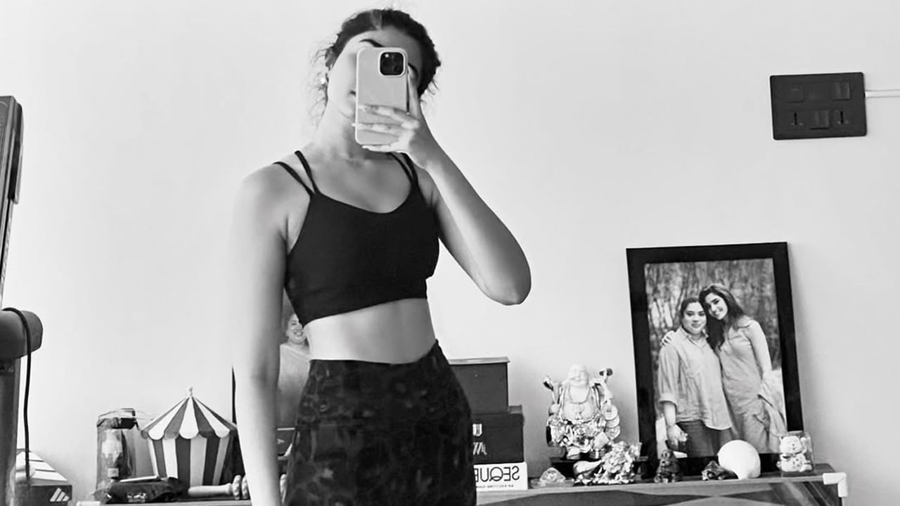 అయితే ఇన్ని సినిమాల్లో నటించినప్పటికీ  ఉప్పెన, బంగార్రాజు తప్ప మిగితా సినిమాలన్నీ  ఈ బ్యూటీ నటించిన ఏ సినిమాలు హిట్  అందుకోలేకపోవడంతో, ఈ బ్యూటీకి తెలుగులో అవకాశాలు తగ్గాయి. దీంతో ఈ అమ్మడు కోలీవుడ్ పై కన్నేసి అక్కడ పలు సినిమాలు చేస్తుంది.