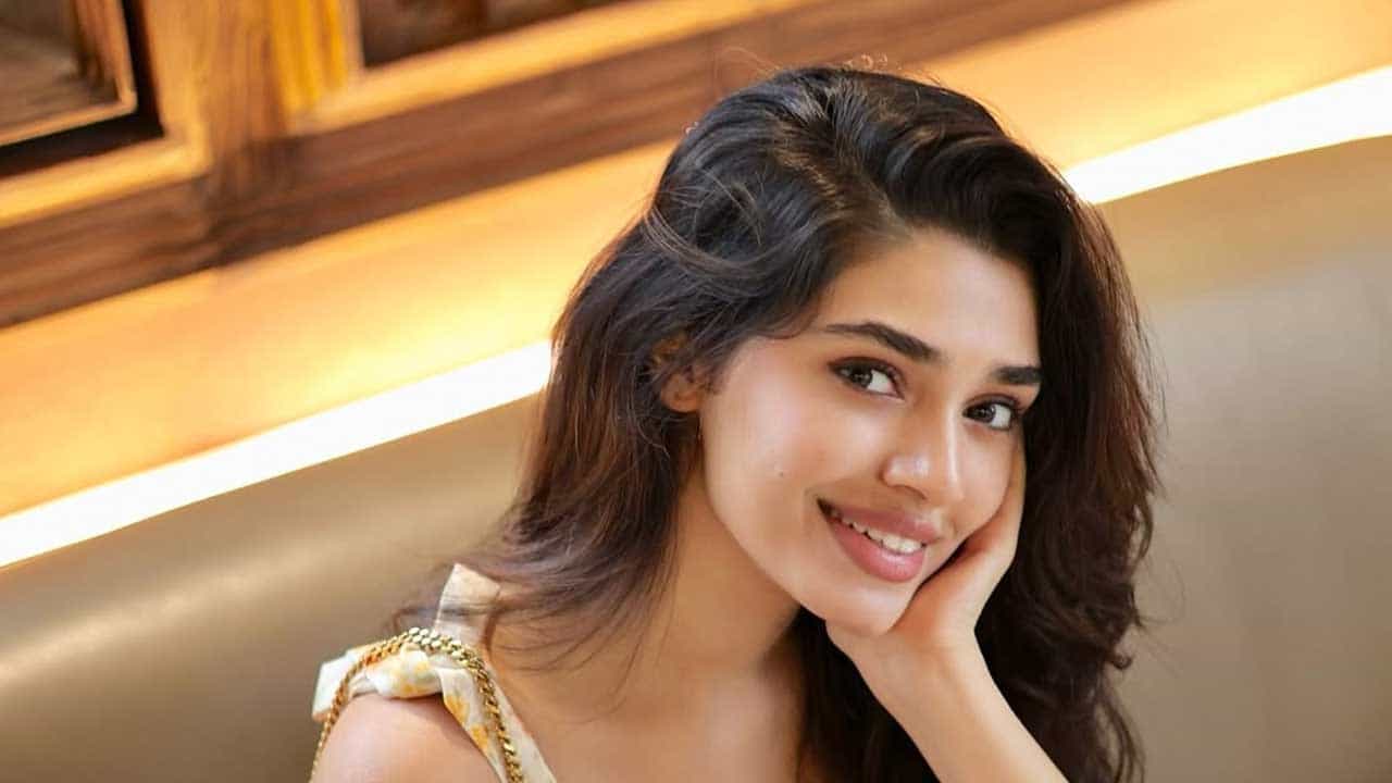 దీంతో ఈ అమ్మడుకు టాలీవుడ్లో ఆఫర్స్ రాకపోవడంతో తమిళ్, కన్నడ ఇండస్ట్రీస్ పై కన్నేసింది ఈ బ్యూటీ. ప్రస్తుతం అక్కడ వరస సినిమాలతో ఫుల్ బిజీగా ఉన్నట్లు తెలుస్తోంది.అయితే ఓవైపు సినిమాలు చేస్తూనే, మరో వైపు సోషల్ మీడియాలో చాలా యాక్టివ్గా ఉంటుంది కృతి. ఎప్పటికప్పుడు వరస ఫొటో షూట్స్ చేస్తూ.. తన అందంతో మతి పొగొడుతుంది.