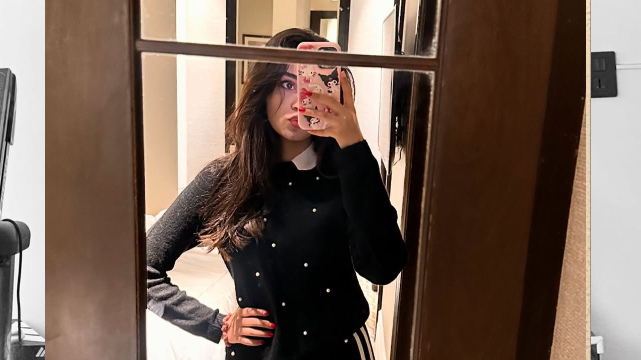 తాజాగా ఈ చిన్నది డిఫరెంట్ ఫోజులతో, కిర్రాకు లుక్‌లో ఉన్న ఫొటోస్ షేర్ చేసింది. అందులో ఈ చిన్నదాన్ని చూస్తే మతిపోవాల్సిందే. అంత అందంగా, బ్యూటిఫుల్‌గా ఉంది. ప్రస్తుతం ఈ ఫొటోస్ నెట్టింట తెగ వైరల్ అవుతున్నాయి. మరి మీరు కూడా ఈ ఫొటోస్ పై ఓ లుక్ వేయండి.