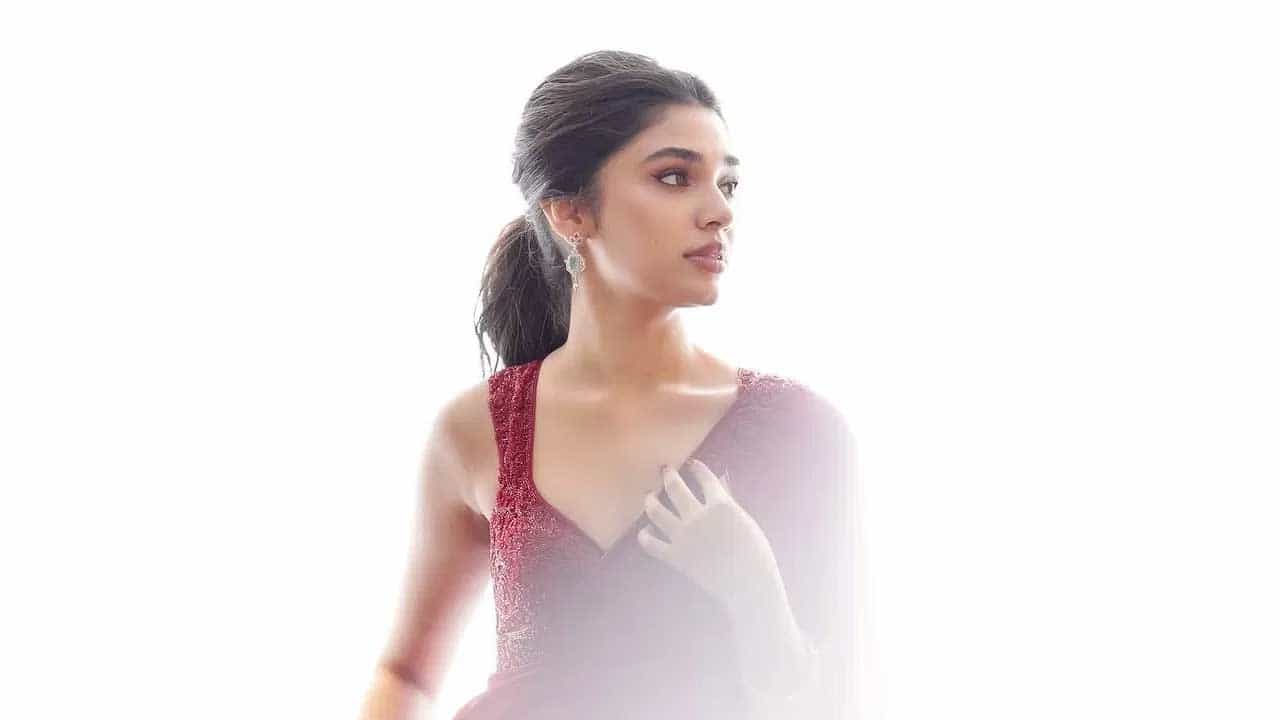 దీంతో ట్రెండీ డ్రెస్లో క్యూట్ ఉన్నావు అంటూ, కొందరు కామెంట్స్ చేస్తే, మరికొందరు మాత్రం, బ్యూటిఫుల్ అంటూ కామెంట్స్ చేస్తున్నారు.