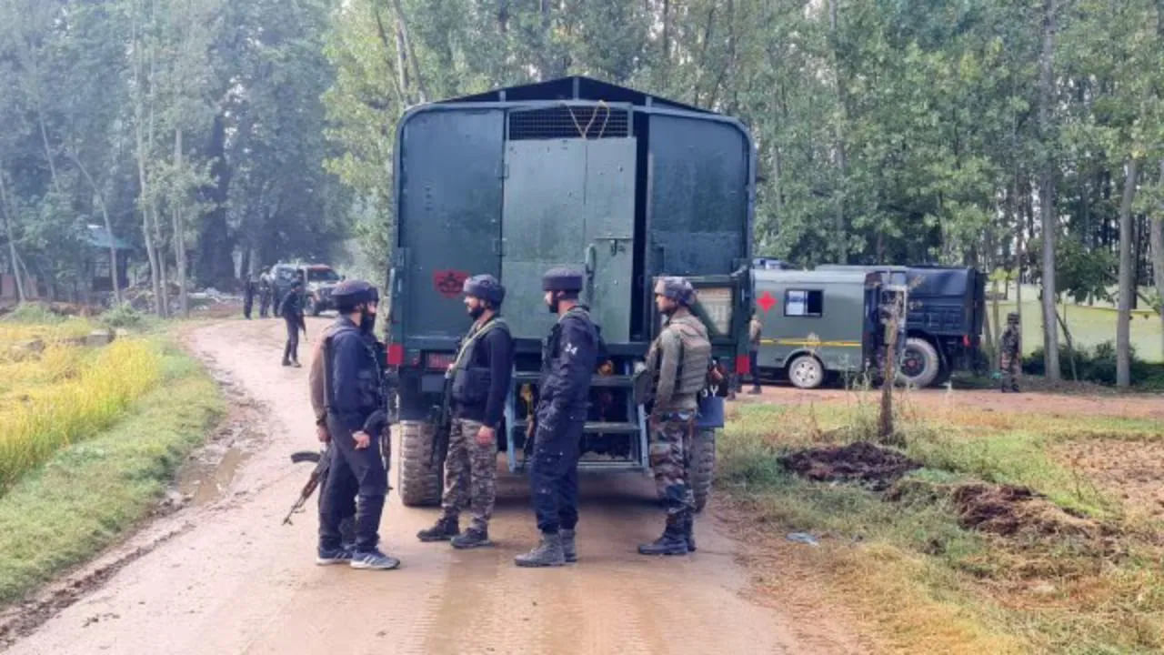 Kulgam Encounter: కుల్గాంలో ఉగ్రవాదులతో ఎన్ కౌంటర్.. ఇద్దరు సైనికులు అమరులు.. 9 రోజులుగా కొనసాగుతున్న ఎన్ కౌంటర్