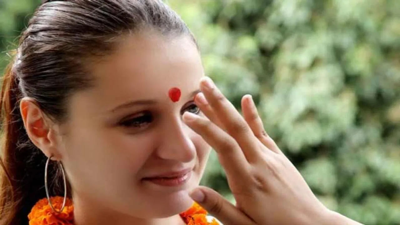 ఆయుర్వేద వైద్యంలో, కనుబొమ్మల మధ్య ప్రాంతం ఒక ముఖ్యమైన శక్తి బిందువుగా పరిగణిస్తారు. ఇక్కడ బొట్టు పూయడం వల్ల శరీర శక్తిని సమన్వయం చేయడంలో, మొత్తం శ్రేయస్సును ప్రోత్సహించడంలో సహాయపడుతుంది.