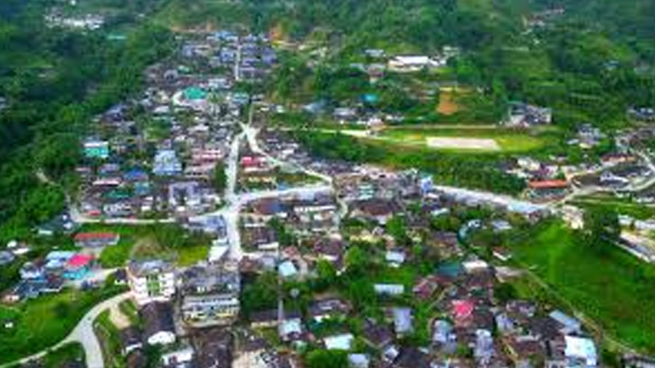కురుంగ్ గ్రామం దాని ప్రత్యేకమైన గిరిజన సంస్కృతి, పచ్చని లోయలకు ప్రసిద్ధి చెందింది. సాంప్రదాయ జీవనశైలి, స్థానిక కళలు, జానపద కథలు విదేశీ ప్రయాణికులకు ఒక ప్రత్యేకమైన అనుభవాన్ని అందిస్తాయి. ఈ గ్రామం భారతీయ సంప్రదాయానికి సజీవ అద్దం లాంటిది.