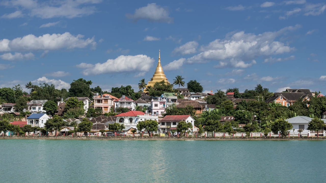 క్యాయింగ్ టోంగ్, మయన్మార్: క్యాయింగ్ టోంగ్ తూర్పు మయన్మార్లో ఉంది. పర్వతాలు, సరస్సులతో ఆకట్టుకుంటుంది ఈ ప్రాంతం. ఇది పురాతన దేవాలయాలు, అందాల ప్రకృతికి ప్రసిద్ధి. ఈ ప్రదేశం ప్రశాంతంగా ఉంటుంది. ప్రయాణికులకు అనువైనది.