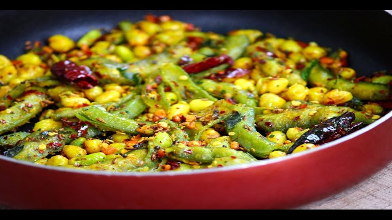 ఆడవారిలో ఎక్కువగా కనిపించే రక్తలేమి, ఎముకల బలహీనతకు చిక్కుడు మంచిది. ముఖ్యంగా గర్భిణి స్త్రీలకు రక్తం, ఎముకలలో బలం చాలా అవసరం. ఈ అవసరాన్ని కాల్షియం, ఐరన్ ఉన్న చిక్కుడు బాగా తీరుస్తుంది. అంతేకాకుండా చిక్కుడు కాయల్లోని అమైనో ఆమ్లాలు హార్మోన్ల సమతౌల్యానికి ఎంతగానో దోహదపడతాయి. మానసిక ఆందోళనను కూడా తగ్గిస్తాయి.