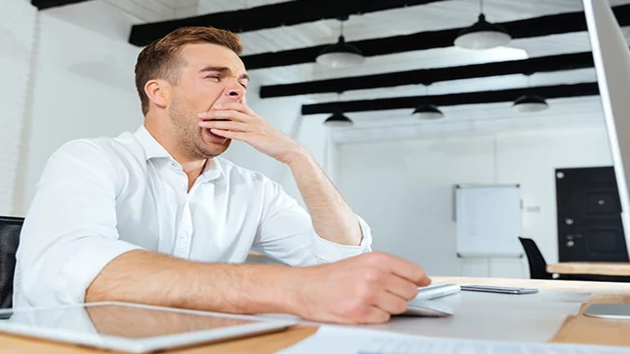 నిద్ర లేకపోవడం వల్ల శరీరంలో శక్తి ఉండదు. ఎప్పుడూ అలసటగా ఉంటుంది. నిద్ర లేకపోవడం మొదటి లక్షణం చెడు మానసిక స్థితి. ఇది ఒక వ్యక్తిలో చిరాకు, కోపాన్ని పెంచుతుంది. ఇవన్నీ మీ మానసిక ఆరోగ్యాన్ని చెడుగా ప్రభావితం చేస్తాయి. 