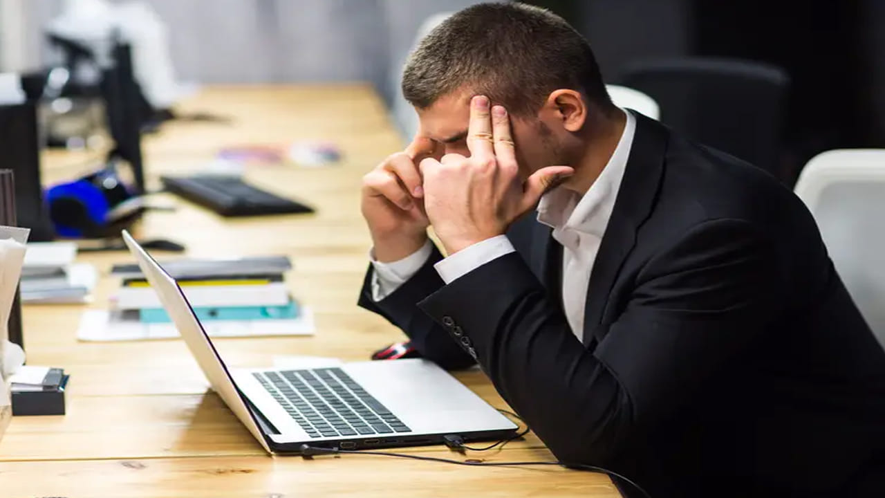 నిద్ర లేకపోవడం జీర్ణవ్యవస్థను కూడా ప్రభావితం చేస్తుంది. నిద్రలేమి ఉన్నవారికి తరచుగా మలబద్ధకం సమస్య ఉంటుంది మరియు దానిని సకాలంలో పరిష్కరించకపోతే, మలబద్ధకం మూలాల వంటి తీవ్రమైన వ్యాధిగా మారుతుంది.