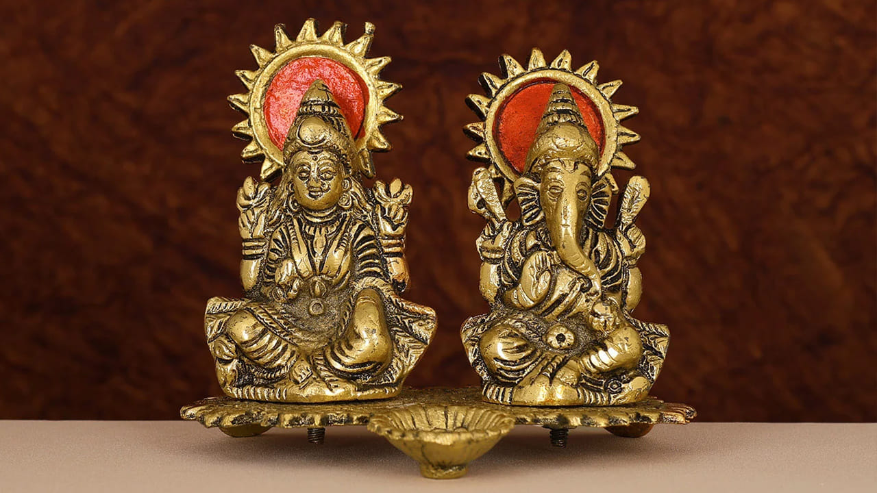 ఆ తర్వాత గణపతి తన సొంత కొడుకు అని తెలుసుకుని శివ గణాలను ఉత్తర దిశా కు పంపాడు, ఈ దిశలో మొదట కనిపించే వ్యక్తీ తలను తీసుకుని రమ్మన మని ఆజ్ఞాపించాడు. ఆ తర్వాత ఆ శివ గణాలు తమకు ఉత్తర దిశలో నిద్రపోతున్న ఏనుగు తల నరికి తీసుకున్ని వెళ్ళారు. ఉత్తర దిశలో తల పెట్టి నిద్రపోతున్న ఐరావతాన్ని పరిశీలించడానికి ఉత్తరం అత్యంత పవిత్రమైనదిగా పరిగణించబడుతుంది.