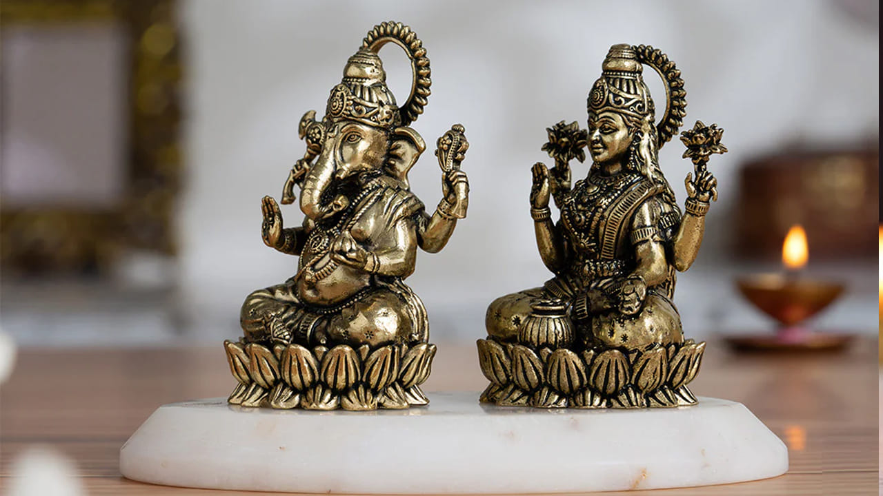 చాలా సార్లు వినాయకుని ఎడమ వైపున లక్ష్మి విగ్రహాన్ని ఉంచడం వల్ల ఇంటి ఆర్థిక పరిస్థితిపై ప్రతికూల ప్రభావం చూపుతుంది. వాస్తవానికి పురుషులకు ఎడమ వైపున వారి భార్యలు కూర్చున్నారు. లక్ష్మి వినాయకుని భార్య కాదు కాబట్టి, ఆమెను వినాయకుడికి ఎడమ వైపున ఉంచడం వల్ల ఆర్థిక సంక్షోభం ప్రారంభమవుతుంది. కాబట్టి లక్ష్మీ దేవి విగ్రహాన్ని వినాయకుడికి కుడి వైపున ఉంచాలి.