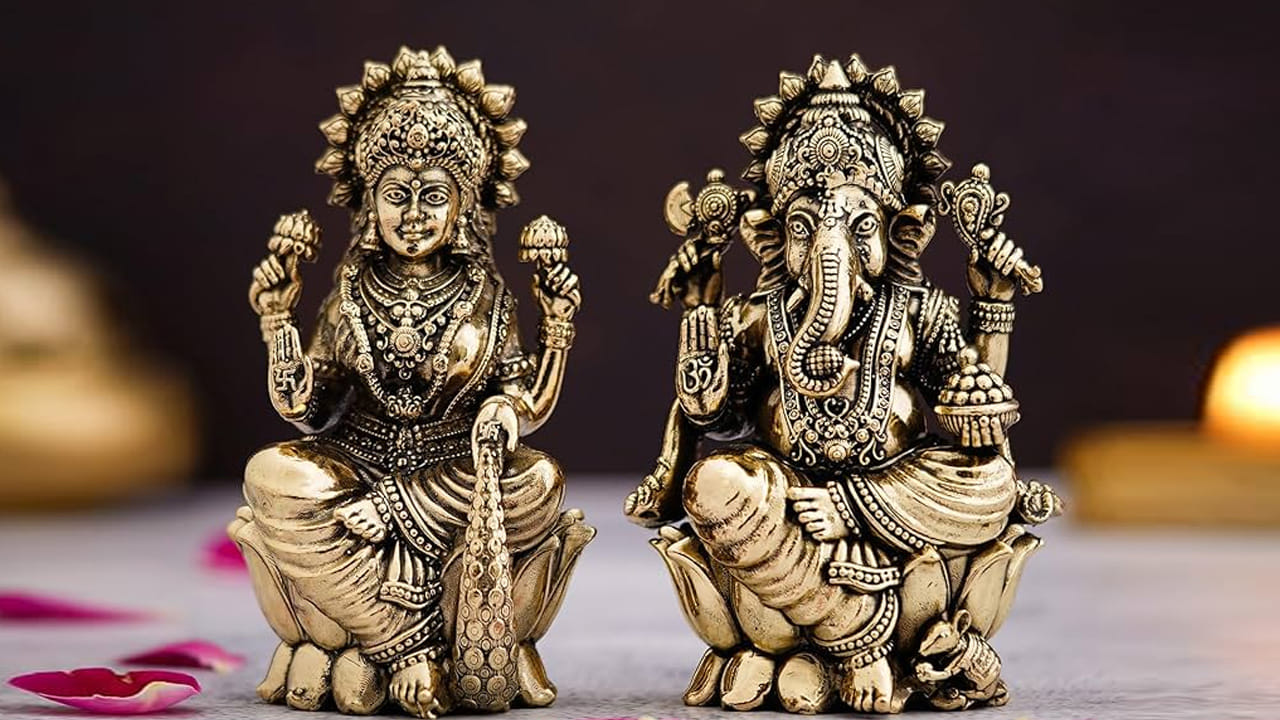 పురాణ శాస్త్రాల ప్రకారం ఇంటి పూజా గదిలో గణేశుడు, లక్ష్మిదేవి విగ్రహాలను ఉత్తరం వైపున ఉంచాలి. ఈ నమ్మకం వెనుక ఒక పురాణం కూడా ఉంది. దీని ప్రకారం ఒకసారి శివుడు కోపించి గణేశుడి తలను అతని రీరం నుండి వేరు చేశాడు.