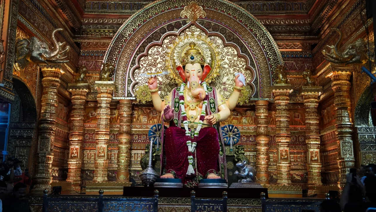 ముంబైలోని అన్ని గణపతి మండపాలలో లాల్బాగ్చా రాజా అత్యంత ప్రసిద్ధి చెందింది. ప్రతి సంవత్సరం వందలాది మంది భక్తులు ఇక్కడకు వస్తారు. ఈ సంవత్సరం లాల్బాగ్చా రాజా మొదటి దర్శనం జరిగింది. గణపతి బప్పా మనోహరమైన రూపాన్ని చూసిన తరువాత, లాల్బాగ్చా మండపం గణపతి బప్పా మోరియా నినాదాలతో ఆ ప్రాంతం ప్రతిధ్వనించింది.