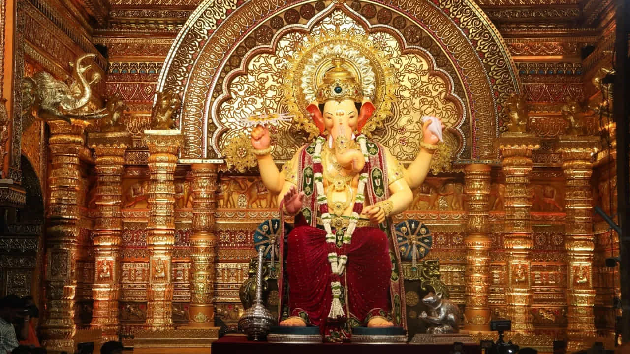 ప్రతి సంవత్సరం కుల, మతాలకు అతీతంగా అన్ని వర్గాలవారు.. గణపతిని దర్శించుకుంటారు. బాలీవుడ్ ప్రముఖుల నుంచి పెద్ద పెద్ద వ్యాపారవేత్తలు, రాజకీయ నాయకుల వరకు అందరూ లాల్బాగ్చా రాజాను సందర్శిస్తారు. ఈ సంవత్సరం లాల్బాగ్చా రాజా ఆస్థానానికి ఏ తారలు హాజరవుతారో చూడాలి.