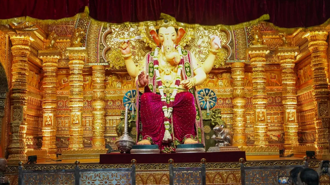 వినాయక చవితి పండుగ జరుపుకోవడానికి ఇక కేవలం రెండు మాత్రమే ఉన్నాయి. దీంతో బుధవారం బొజ్జ గణపయ్యని పూజించడానికి మండపాలను ఏర్పాటుని శరవేగంగా చేస్తున్నారు. డిల్లీ నుంచి గల్లీ వరకూ గణపతి విగ్రహ ప్రతిష్ట సన్నాహాలు ముమ్మరంగా జరుగుతున్నాయి. ఆగస్టు 27న గణపతి బప్పా మండపంలో కొలువుదీరి.. తొమ్మిది రాత్రులు భక్తులతో ప్రత్యేక పూజలను అందుకోనున్నాడు 