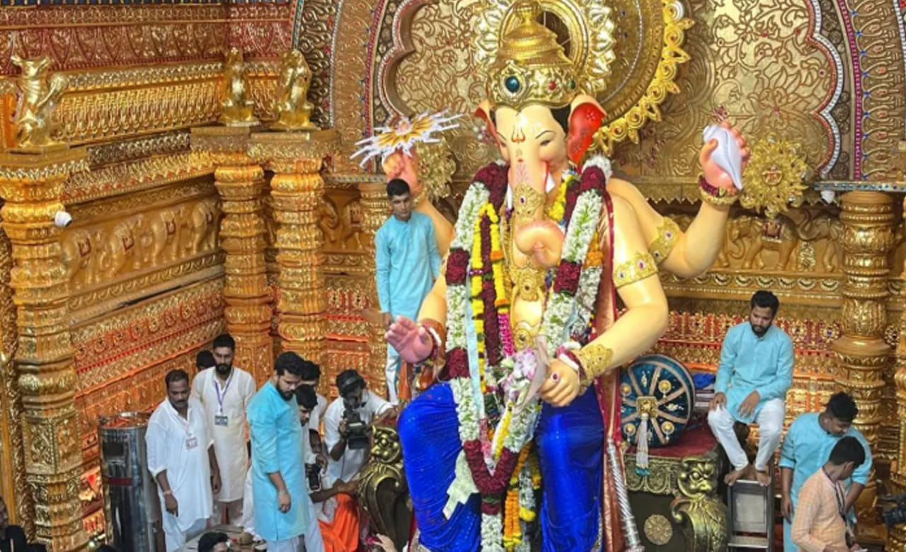 Mumbai: లాల్బాగ్చా రాజాకి విరాళ వెల్లువ.. అమెరికన్ డాలర్లు, నోట్ల దండ, క్రికెట్ బ్యాట్