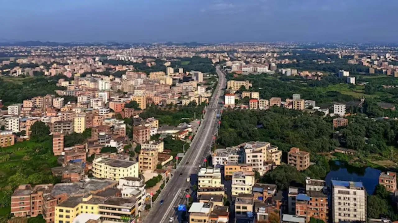 పంజాబ్‌లోని చండీగఢ్ మూడవ స్థానంలో ఉంది. ఇక్కడ సగటు సర్కిల్ రేటు 66 వేల నుండి 1.75 లక్షల వరకు ఉంది. మరోవైపు ఉత్తరప్రదేశ్‌లోని నోయిడా నగరంలోని భూమి అత్యంత ఖరీదైనది. నోయిడా రాష్ట్రంలో మొదటి స్థానంలో ఉంది. దేశంలో నోయిడా ఈ విషయంలో టాప్ 4లో ఉంది. ఇక్కడ సగటు సర్కిల్ రేటు 63 వేల నుండి 1.70 లక్షల వరకు ఉంది.