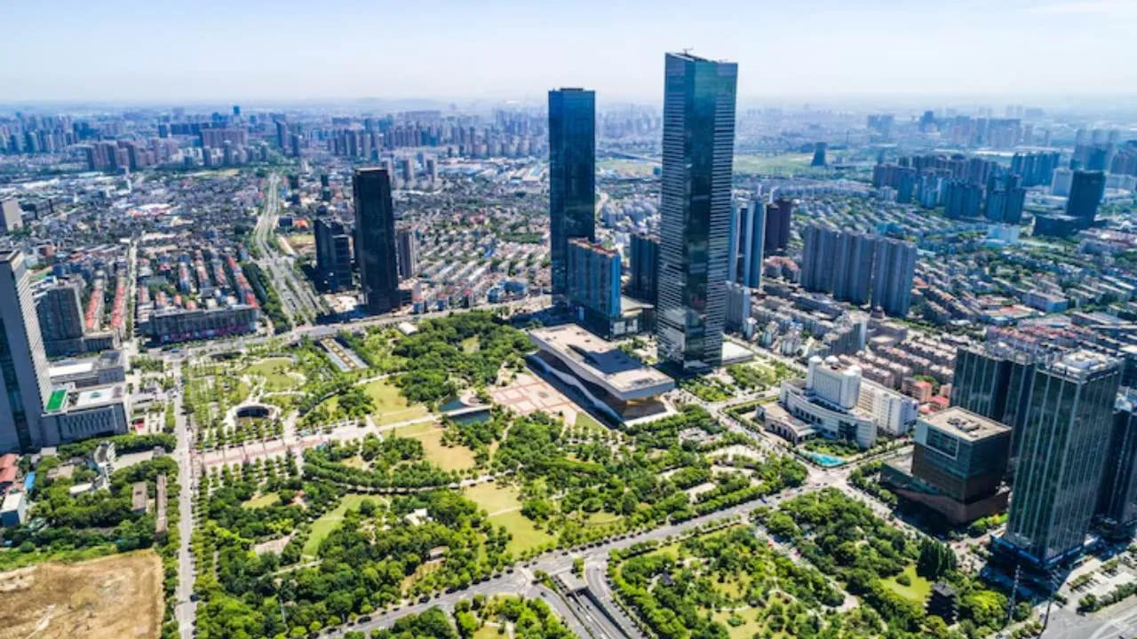 మహారాష్ట్రలోని పూణే ఐదవ స్థానంలో ఉంది. ఇక్కడ సగటు సర్కిల్ రేటు 38 వేల నుండి 1.40 లక్షల వరకు ఉంది. కర్ణాటకలోని బెంగళూరులో సగటు సర్కిల్ భూమి రేటు 45 వేల నుండి 1.25 లక్షలకు చేరుకుంది. బెంగళూరులోని భూమి దేశంలో అత్యంత ఖరీదైన వాటిలో ఆరవది.