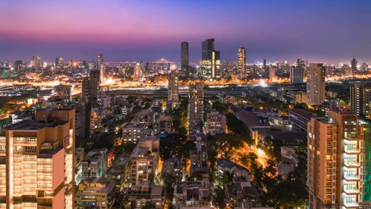 ఉత్తరప్రదేశ్ రాజధాని లక్నో గతంలో అధిక భూముల ధరల విషయంలో ఘజియాబాద్ కంటే ముందుండేది. కానీ ఇప్పుడు ఘజియాబాద్ లక్నోను అధిగమించి దేశంలో అత్యంత ఖరీదైన భూమి ఉన్న నగరాల జాబితాలో 9వ స్థానానికి చేరుకుంది. లక్నో జాబితాలో 10వ స్థానంలో ఉంది. ఈ విధంగా దేశంలో అత్యంత ఖరీదైన భూమి ఉన్న టాప్ 10 నగరాల్లో యూపీలోని నోయిడా, ఘజియాబాద్, లక్నో ఉన్నాయి.