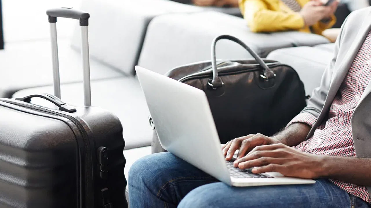 పురుషులలో వంధ్యత్వం :  ల్యాప్‌టాప్ వేడి మహిళల కంటే పురుషులకే ఎక్కువ హాని చేస్తుంది. దీనికి కారణం శరీర ఆకృతి. స్త్రీలలో గర్భాశయం శరీరం లోపల ఉంటుంది. పురుషులలో పునరుత్పత్తి అవయవాలు బయట ఉంటాయి. దీని కారణంగా రేడియేషన్ ఎఫెక్ట్ ఎక్కువగా ఉంటుంది. అందుకే మగవాళ్లు ల్యాప్‌టాప్‌లు వాడేటప్పుడు ప్రత్యేక శ్రద్ధ తీసుకోవాలి. అధిక ఉష్ణోగ్రత కారణంగా స్పెర్మ్ నాణ్యత దెబ్బతింటుంది. కాబట్టి సంతానోత్పత్తిలో సమస్యలు ఏర్పడుతాయి.