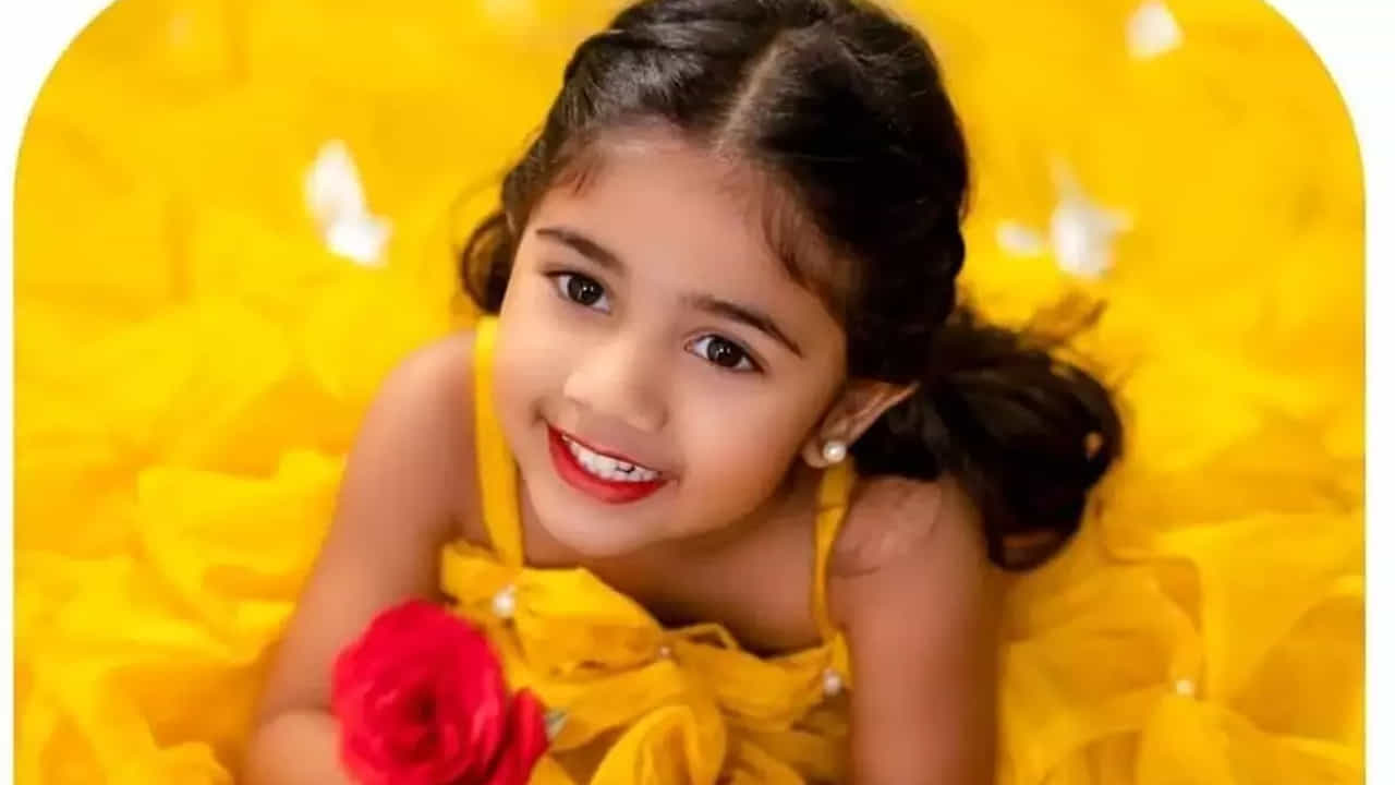 అల్లు అర్జున్ గారాలపట్టీ అర్హ గురించి ప్రత్యేకంగా చెప్పాల్సిన పని లేదు. తన ముద్దు ముద్దు మాటలు, తన అల్లరితో మంచి ఫేమ్ సంపాదించుకుంది. అంతే కాకుండా ఈ చిన్నారి తెలుగు చాలా చక్కగా మాట్లాడుతూ ఉంటుంది. అయితే తాజాగా ఈ చిన్నారి నటి మంచు లక్ష్మిని అనుకోకుండా ఓ మాట అనేసి, ఆటపట్టించింది. ఆమె అన్న మాటకు బన్నీ షాకై నవ్విపోయాడు. ఇంతకీ ఆ మాట ఏంటో తెలుసుకుందాం పదండి!