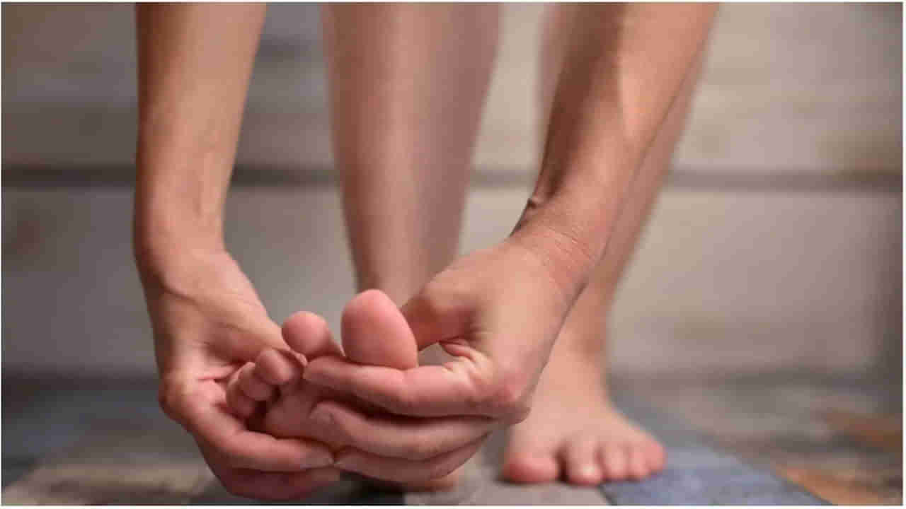 Health Tips: ఉదయం పూట కాళ్లు, చేతుల్లో నొప్పి ఉంటుందా..? కారణాలు తెలిస్తే షాకే..