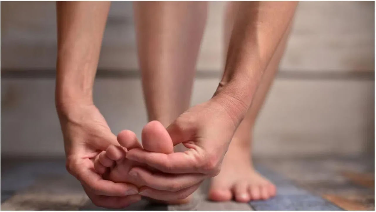 Health Tips: ఉదయం పూట కాళ్లు, చేతుల్లో నొప్పి ఉంటుందా..? కారణాలు తెలిస్తే షాకే..