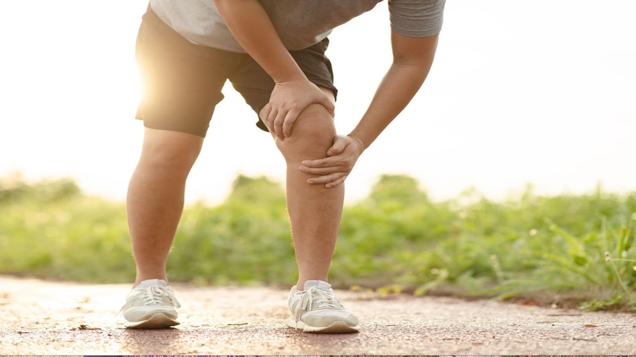 కాళ్ళలో జలదరింపు: కొలెస్ట్రాల్ స్థాయిలు పెరిగినప్పుడు కనిపించే మొదటి లక్షణం కాళ్ళలో నొప్పి లేదా జలదరింపు. నడుస్తున్నప్పుడు లేదా విశ్రాంతి తీసుకుంటున్నప్పుడు మీ కాళ్ళు బరువుగా, జలదరింపుగా అనిపిస్తే, అది అధిక కొలెస్ట్రాల్కు సంకేతం కావచ్చు. కొందరిలో చేతులు, కాళ్ళు తిమ్మిరిగా మారతాయి. ఇది కూడా అధిక కొలెస్ట్రాల్ లక్షణం. కొంతమందిలో పాదాలు నీలం రంగులోకి మారుతాయి. ఇది కూడా కొలెస్ట్రాల్ ఎక్కువగా ఉన్నట్లు సూచిస్తుంది.