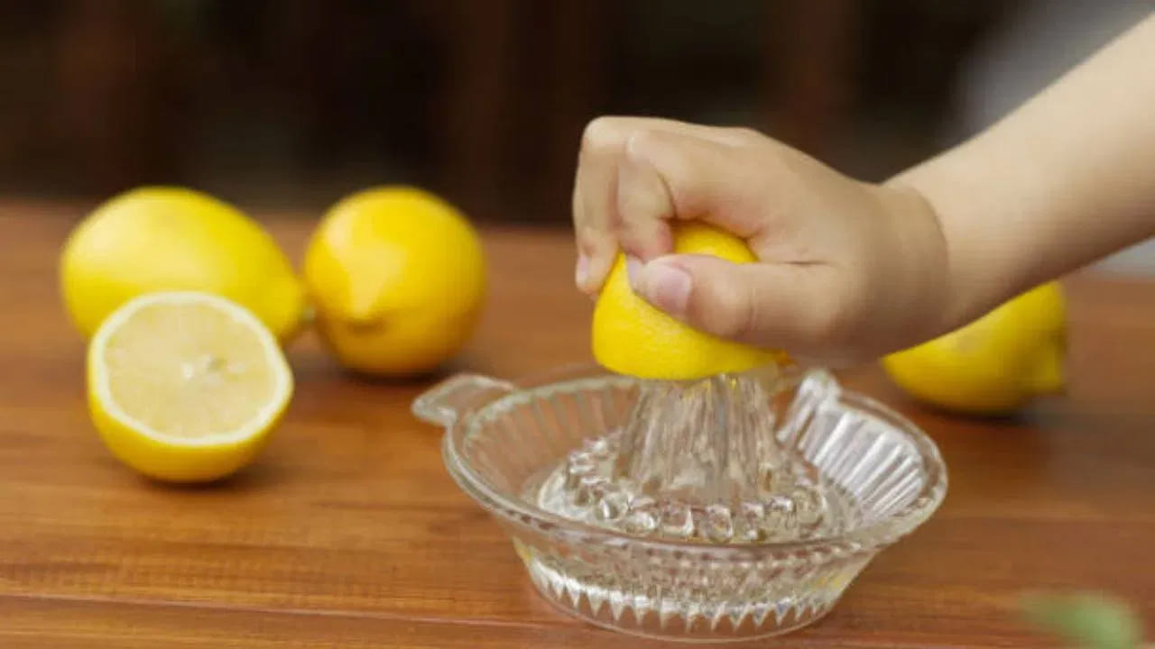 ముసాంబి, నారింజ, నిమ్మ వంటి సిట్రస్‌ పండ్లు చర్మానికి మేలు చేస్తాయి. సిట్రస్ పండ్లలో విటమిన్ సి ఉంటుంది. ఇది చర్మంలో యాంటీఆక్సిడెంట్‌గా పనిచేస్తుంది. ఈ రకమైన పండ్లు చర్మ స్థితిస్థాపకతను పెంచుతాయి.