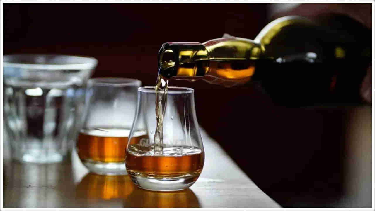 మందుబాబులు ఇది మీకోసమే.. విస్కీలో ఇలా నీళ్లు కలిపారంటే కిక్కుకు డోకా ఉండదట!