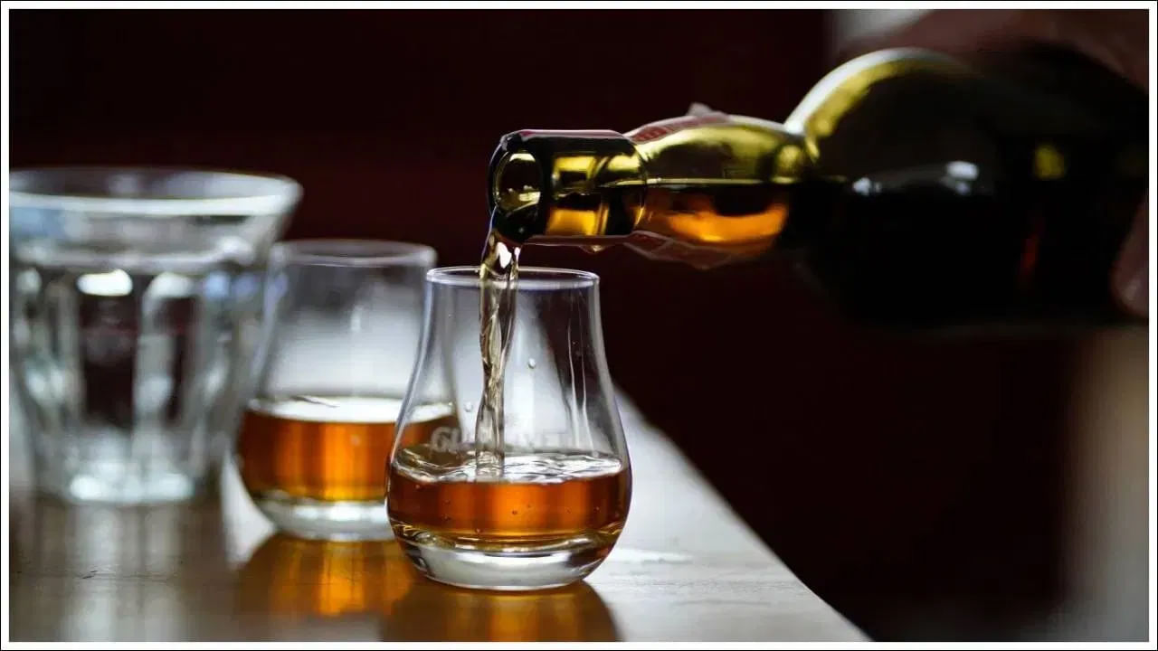మందుబాబులు ఇది మీకోసమే.. విస్కీలో ఇలా నీళ్లు కలిపారంటే కిక్కుకు డోకా ఉండదట!