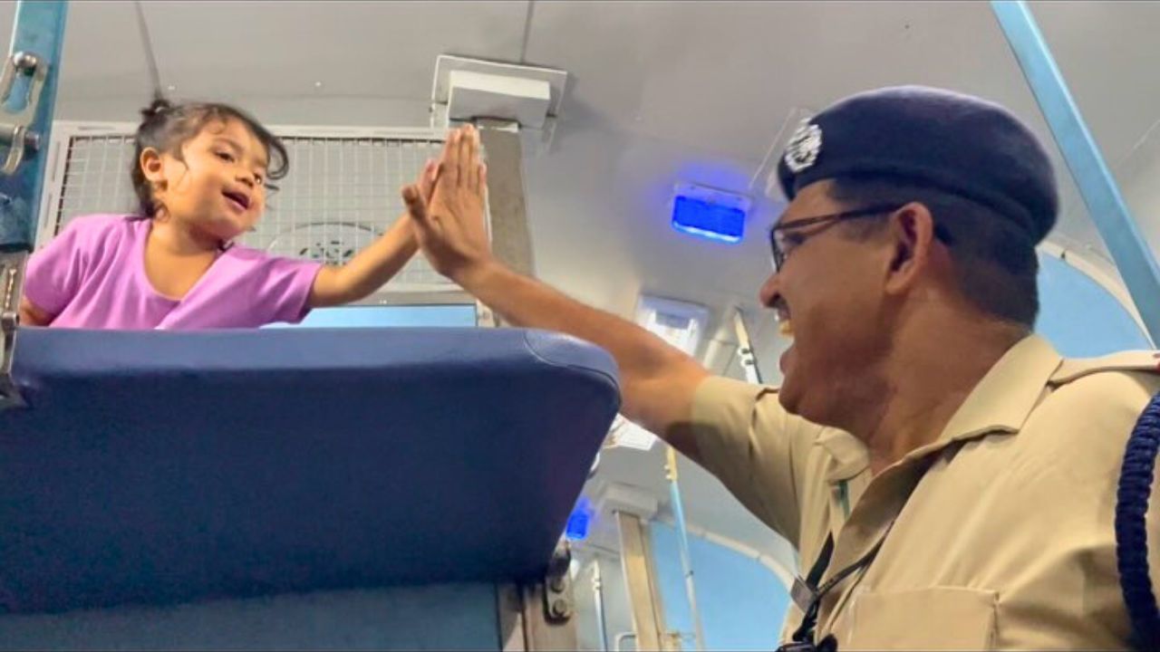 Viral Video: నిజమైన పోలీసును మొదటిసారి చూసిన చిన్నారి.. ఏం చేసిందో తెలుసా?