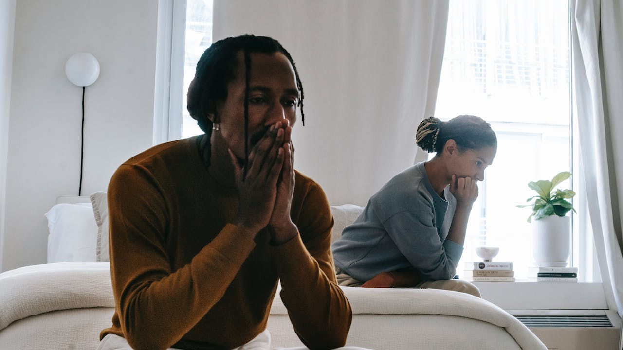 అయితే భారతదేశంపై దీని ప్రభావం ఖచ్చితంగా చెప్పలేనప్పటికీ, కొన్ని నివేదికల ప్రకారం ఈ సంఖ్య విపరీతంగా పెరుగుతున్నదంట. కొన్ని అంచనాల ప్రకారం, 10 జంటలలో ఒక జంట సహజీవనం వైపే మొగ్గు చూపుతున్నట్లు సమాచారం. భారతదేశంలోని ఉత్తరాఖండ్లో యూనిఫాం సివిల్ కోడ్ (UCC) అమలు చేసిన తర్వాత మొదటిసారిగా, ఒక జంట లివ్ ఇన్ సంబంధంలో నివసించడానికి చట్టపరమైన గుర్తింపు పొందింది.