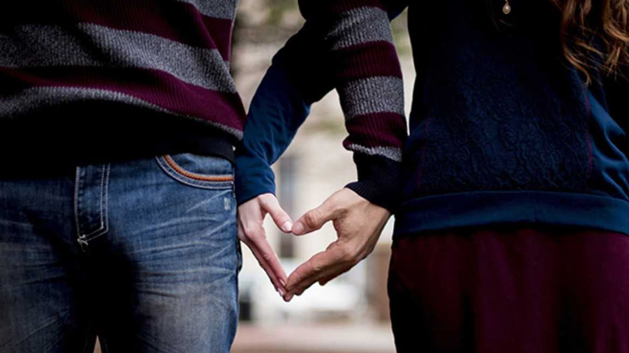 విదేశాల్లో మాదిరిగానే భారతదేశంలో కూడా సహజీవనం పట్ల క్రేజ్ విపరీతంగా పెరిగిపోతుంది. చాలా మంది ప్రేమ జంటలు వివాహం చేసుకోకుండా, భార్య భర్తలుగా కలిసి జీవిస్తున్నారు. అయితే ప్రపంచ వ్యాప్తంగా ఈ ట్రెండ్ కొనసాగుతున్నప్పటికీ, ఏ దేశంలో దీని ప్రభావం ఎక్కువగా ఉంది? భారత దేశంలో ఈ కల్చర్ ఏమేర ఉందో తెలుసుకుందాం.