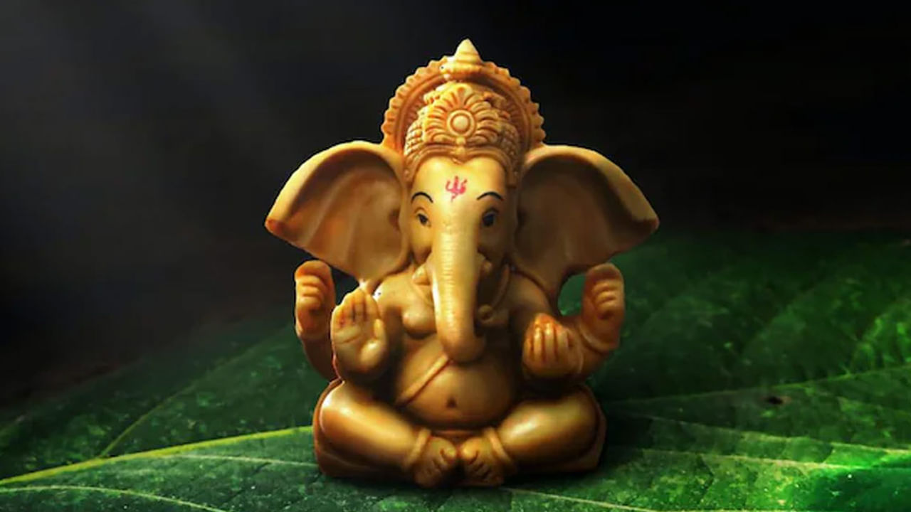 గణేషోత్సవానికి సన్నాహాలు ప్రారంభమయ్యాయి. ప్రతి సంవత్సరం భాద్రపద మాసంలోని శుక్ల పక్షం చతుర్థి తిథి నుంచి వరుసగా 10 రోజుల పాటు వినాయక ఉత్సవాలు అత్యంత వైభవంగా జరుపుకుంటారు. ఈ సమయంలో గణేశుడి విగ్రహాన్ని ఇంటి పూజా గదిలో లేదా మండపాలలో ప్రతిష్టించి ఆచారాల ప్రకారం పూజిస్తారు. హిందూ పంచాంగం ప్రకారం ఈ ఏడాది ఆగస్టు 27వ తేదీన వినాయక చవితిని జరుపుకుంటారు.