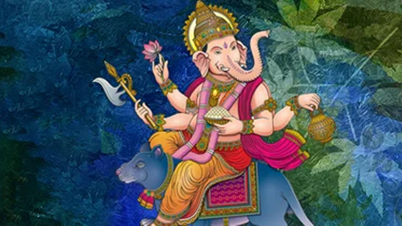 ద్వాపరయుగంలో వినాయకుడి వాహనం ఎలుక. ఈ యుగంలో నాలుగు చేతులు ఉన్నాయి. ఈ యుగంలో అతను గజాననుడు అనే పేరుతో ప్రసిద్ధి చెందాడు. అతని రంగు ఎరుపు.