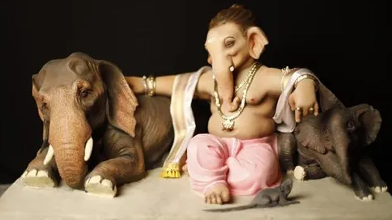 కలియుగంలో అతని వాహనం గుర్రం లేదా ఏనుగు .. అతని రంగు పొగ లాంటిది. ఈ యుగంలో గణపతికి రెండు చేతులు ఉన్నాయి. ఈ యుగంలో అతని పేరు ధూమ్రకేతు.