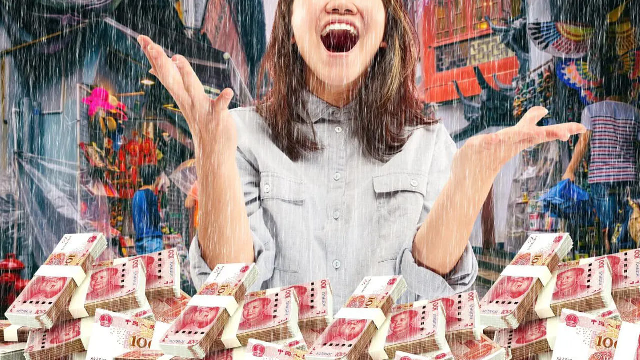 షాపింగ్ కోసం వెళ్లిన మహిళ.. హఠాత్తుగా కురిసిన వర్షంతో కోటీశ్వరాలైంది..!