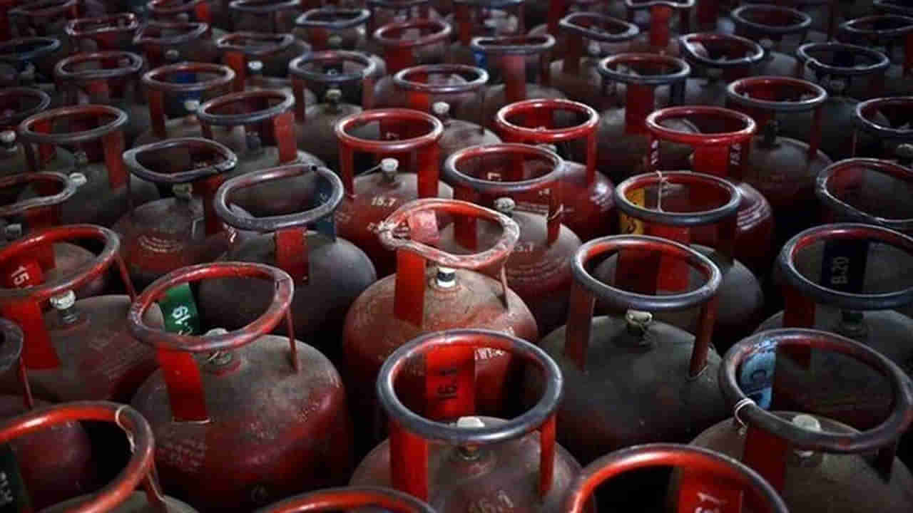 LPG Cylinder Price: ఒకటో తారీఖు గుడ్‌న్యూస్‌..! తగ్గిన ఎల్పీజీ గ్యాస్‌ సిలిండర్‌ ధర.. నేటి నుంచే అమల్లోకి..