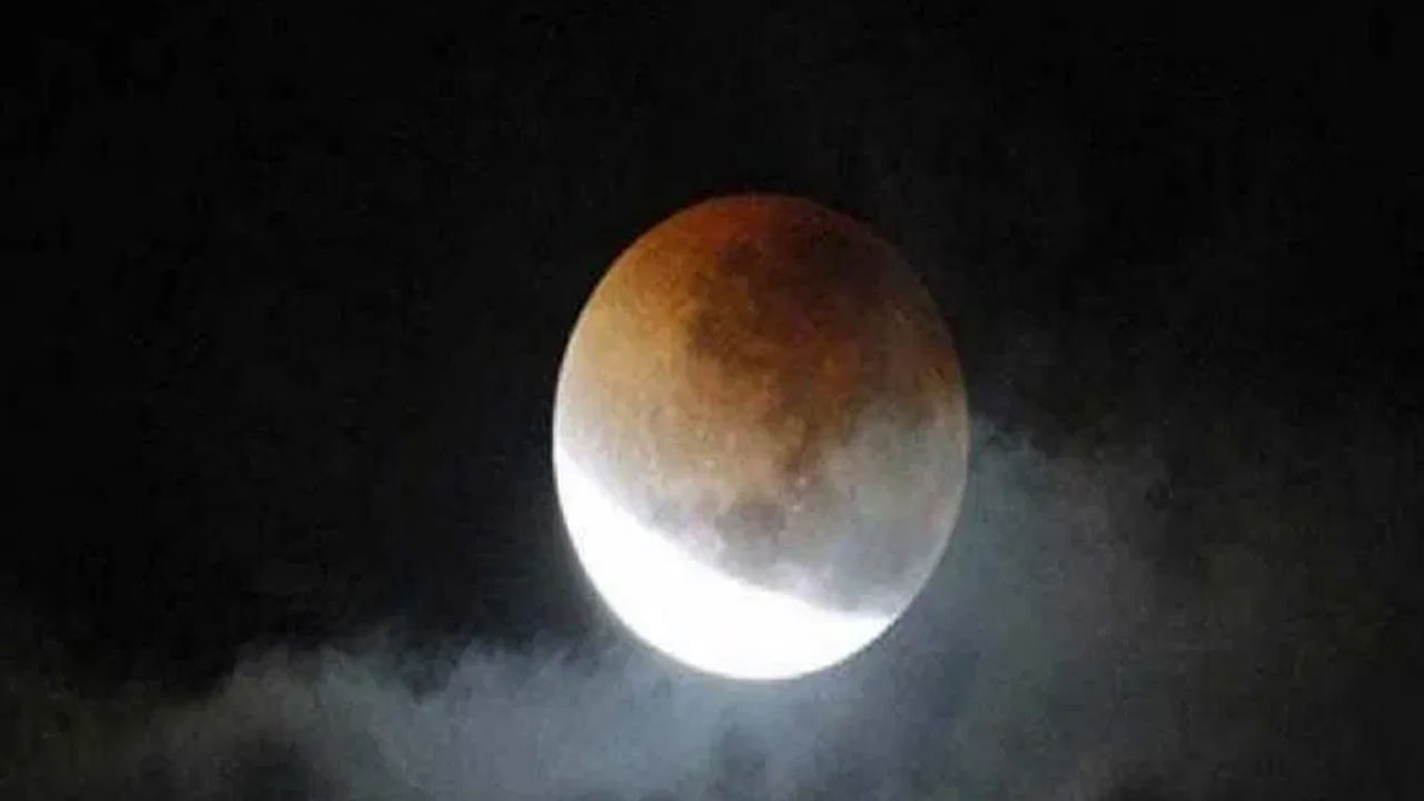 ఈ సంవత్సరం చివరి చంద్ర గ్రహణం, భాద్రపద మాసం, సెప్టెంబర్ 7న ఏర్పడ బోతుంది. ఇక ఈ సమయంలో పూజలు, శుభకార్యాలు చేయడం నిషిద్ధం, అలాగే గర్భిణీలు చాలా జాగ్రత్తగా ఉండాలని చెబుతున్నారు పండితులు. అలాగే చంద్ర గ్రహణం ప్రభావం 12 రాశులపై ఉండగా, నాలుగు రాశుల వారికి మాత్రం లక్కు కలిసివస్తుందంట. ఇంతకీ ఆ రాశులు ఏవి అంటే?