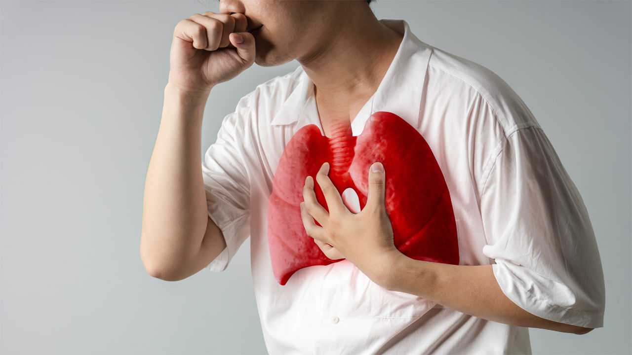 ధూమపానం వంటి పొగాకు ఉత్పత్తుల వల్ల ఊపిరితిత్తుల క్యాన్సర్ వస్తుందని చాలా మంది అనుకుంటారు. కానీ ధూమపానం, పొగాకు వినియోగం మాత్రమే కాదు అనేక ఇతర అంశాలు కూడా ఊపిరితిత్తుల వ్యాధికి కారణమవుతాయట. ముఖ్యంగా కలుషితమైన గాలికి నిరంతరం గురికావడం వల్ల ఊపిరితిత్తులు కూడా దెబ్బతింటాయి. 2.5 ppm కంటే ఎక్కువ కాలుష్య స్థాయిలు ఉన్న నగరాల్లో నివసించే వారికి ఊపిరితిత్తుల క్యాన్సర్ వచ్చే ప్రమాదం ఎక్కువగా ఉంటుంది.