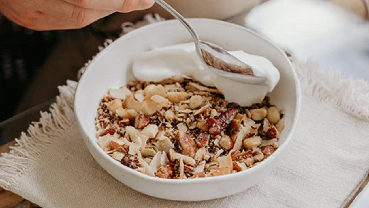 మకాడమియా గింజల్లో యాంటీఆక్సిడెంట్లు పుష్కలంగా ఉన్నాయి. యాంటీఆక్సిడెంట్లు శరీరంలోని ఫ్రీ రాడికల్స్‌తో పోరాడటానికి సహాయపడతాయి. ఈ యాంటీఆక్సిడెంట్లు మొత్తం ఆరోగ్యానికి తోడ్పడతాయి. వాపును తగ్గిస్తాయి. మకాడమియా గింజలను ఆహారంలో చేర్చుకోవడం వల్ల కాలక్రమేణా మెరుగైన ఆరోగ్యాన్ని ప్రోత్సహిస్తుంది.
